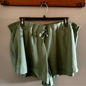 All In Motion Women’s Woven Mid-Rise Shorts 4”, Sage Green, Moisture Wicking 3X